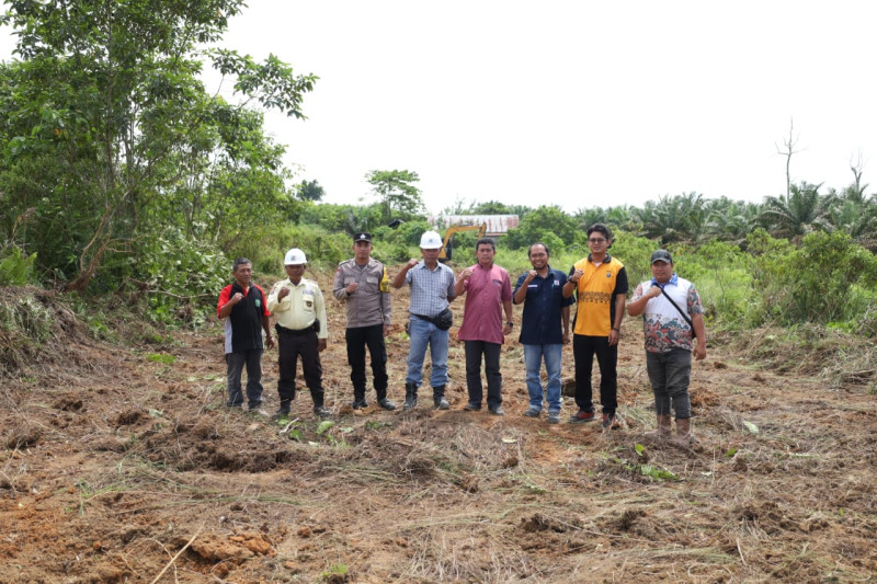 Pemdes Tepian Makmur Pantau Langsung Pembukaan Lahan TKD untuk Program Ketahanan Pangan Perusahaan